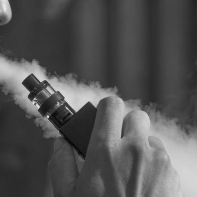 An updated Cochrane review finds that regulated nicotine e-cigarettes help more people quit smoking than nicotine replacement therapies such as patches and gum, although vaping is not risk-free. (Source: free licensed)