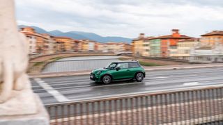 Mini fährt mit hohem Tempo in Richtung Direktvertrieb. Ab dem 1. Oktober 2024 sind die Preise für die Mini-Modelle in ganz Deutschland gleich. Das bedeutet: keine Preisverhandlungen und kein Intra-Brand-Wettbewerb mehr. (Bild: BMW)