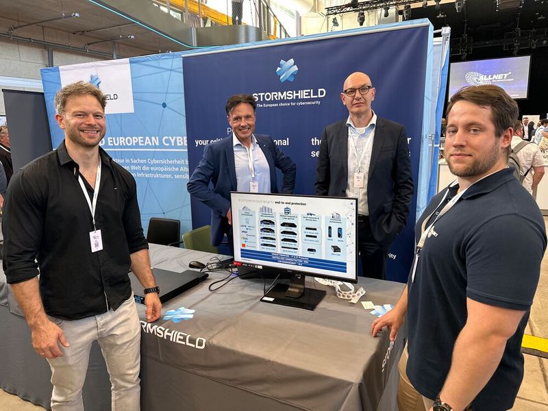 (v. l.) Carsten Berg (Weblib) mit Sven Kirk & Uwe Gries (Stormshield) und Dominik Mecke (ALLNET). (Bild: Vogel IT-Medien GmbH)