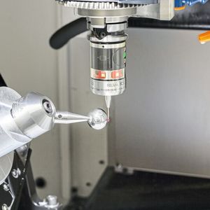 Die Software Kinematicsperfect ermöglicht Disterhoft, die kinematische Genauigkeit der 5-achsigen Fanuc-Bearbeitungszentren vollautomatisch zu erfassen, Einflüsse zu identifizieren und Ungenauigkeiten zu korrigieren