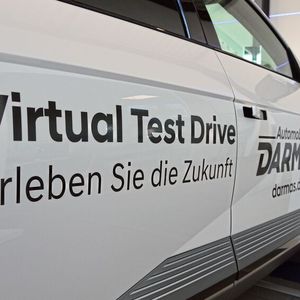 Automobile Darmas in Recklinghausen hat sich mit virtuellen Probefahrten in seinen Schauräumen an den Start begeben. Das Konzept mit Datenbrillen hat der Händler zusammen mit einem Start-up-Unternehmen aus Wien eingeführt.(Bild:  Achter – VCG)