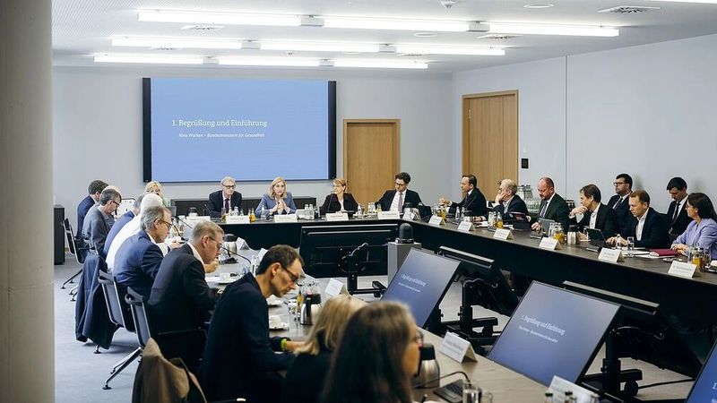 Blick in den Konferenzraum zum Spitzengespräch Bürokratieabbau am 7. Juli 2026. (Bild: BMG/Xander Heinl)