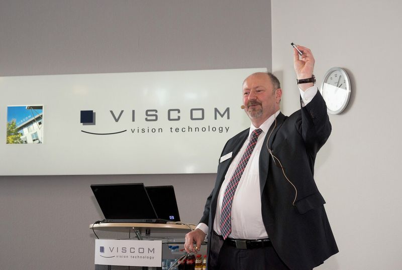 Volker Pape, Vorstand Viscom AG, begrüßt die Teilnehmer der Veranstaltung. (Bild: Viscom)