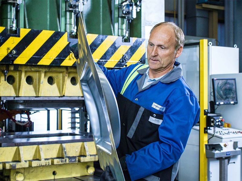 Die exzellenten mechanischen Eigenschaften der ahss high-ductility Stähle konnten bereits an
Musterbauteilen und im Zuge diverser Probeverpressungen bei Kunden bestätigt werden. (Voestalpine)