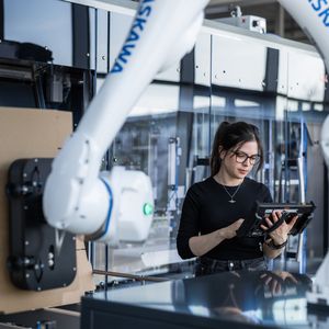 Projektleiterin Brigitte Stockenreiter: „Wir wissen, dass wir mit diesem  Roboter hervorragend aufgestellt sind.“ (Bild:  Somic Verpackungsmaschinen GmbH & Co. KG)
