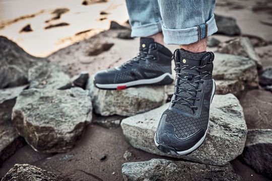 Der knöchelhohe Sicherheitsstiefel Pegasus-Reihe von Baak soll barfußähnliche Bewegungsfreiheit mit den Anforderungen der Schutzklasse S3S verbinden.(Bild:  Baak)