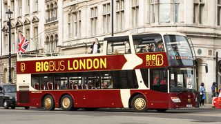 Big Bus Tours stellt in London zehn seiner oben offenen Doppeldeckerbusse von Diesel- auf E-Antrieb um. (Bild: Pete Cook)