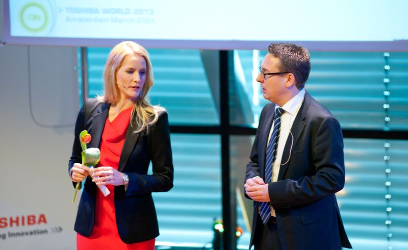 Judith Rakers präsentierte mit Sascha Lange, Sales & Marketing Director CP Digital Products & Services Central Europe, den nächsten Referenten. (Toshiba Europe)