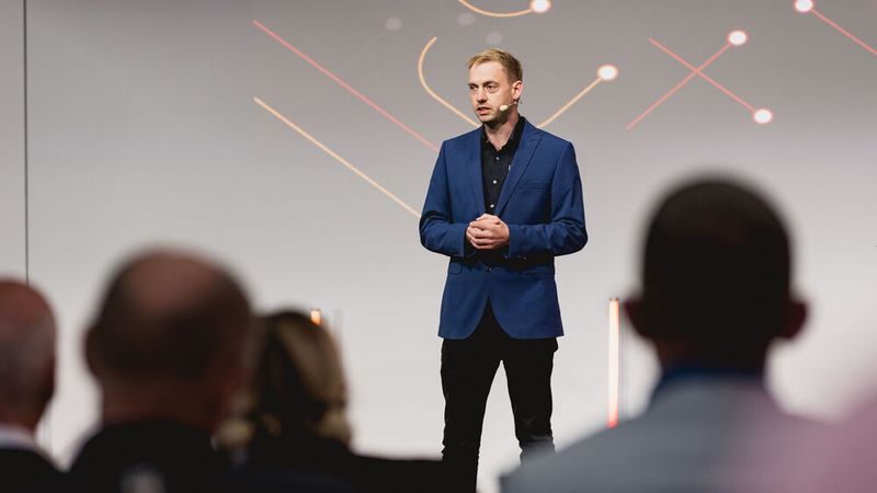 Und auch das gehört mittlerweile traditionell zur Fachtagung: die am Vorabend prämierten Gewinnerbetriebe des Deutschen Werkstattpreis geben exklusive Einblicke in ihre Erfolgsstrategien. Gesamtsieger Markus Lindner von Linders Boxenstopp erklärte den Betrieben, wie er sich im Alltagsgeschäft aufgestellt hat.  (Bild: Stefan Bausewein)