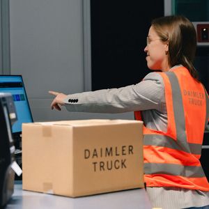 Das operative Tagesgeschäft in dem Logistikcenter führt das Unternehmen DP World.(Bild:  Daimler Truck AG)