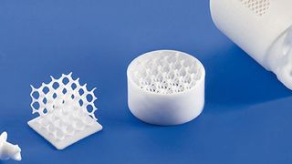 Durch das LCM-Verfahren entstehen Keramikbauteile mit glatten und glänzenden Oberflächen, die säure- und hitzebeständig, lebensmittelecht und biokompatibel sind. (Steinbach)