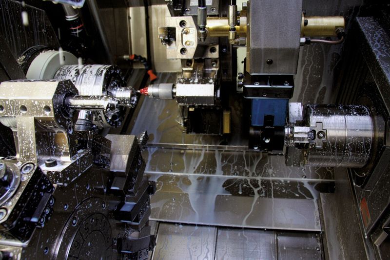 Blick in die CNC-Drehmaschine Biglia B 465 Y2 mit Gegenspindel, Doppelrevolver, 2 x Y-Achse, 24 angetriebenen Werkzeugen für Stangenbearbeitung bis Ø 65. Auf ihr werden die Sensorbuchsen mit N6er-Oberflächen gefertigt. Schwierig ist der Nuteinstich mit 4 mm Tiefe stirnseitig auf der Planfläche. (Bild: Matthias Böhm)