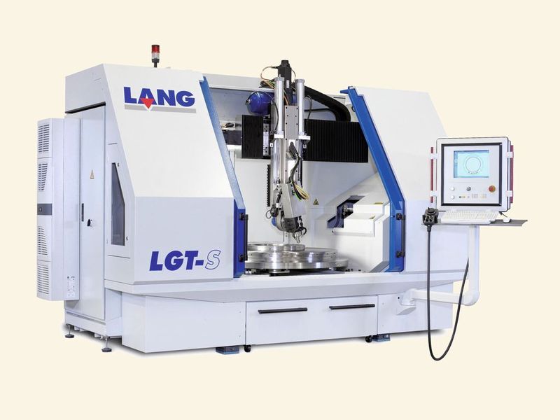 Bild 2: Mit der LGT-S werden Seitenwandformen bis zu einem Werkstückdurchmesser von     1200 mm bearbeitet. Es sind verschiedene Schriften und 3D-Tiefenstrukturen möglich.  (Bild: Lang)