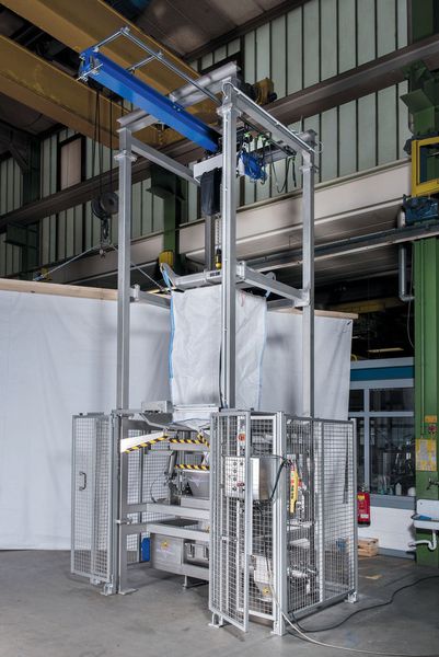 Die Big Bag-Entleeranlage ist Atex-gerecht ausgeführt und zum Schutz des Bedienpersonals mit einer Schutzumwehrung ausgestattet. (Bild: J. Engelsmann)