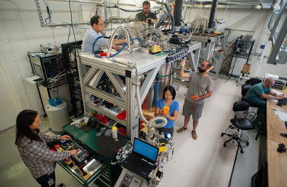 Wissenschaftler und Ingenieure bei Google warten den Kryostat, in dem sich der Sycamore-Chip befindet, mit dem das Quantenüberlegenheitsexperiment demonstriert wurde. Im Uhrzeigersinn von oben: Anthony Megrant, Ted White, Andrew Dunsworth (ganz rechts), Jaime Yao, Brian Burkett, Ping Yeh. (Google)