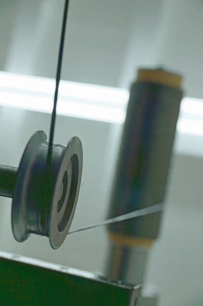 Umlenkrolle mit Carbonfaserstrang – ein Produktionssegment zur Fertigung leichter, energiesparender Hydraulikzylinder beim Hersteller im Einsatz. (Hänchen)
