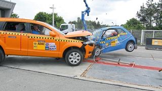 Goliath gegen David: Crashtest mit einem Audi Q7 und einem Fiat 500. (ADAC)