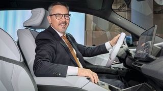 BMWs neuer Entwicklungsvorstand Joachim Post im neuen Modell iX3. (Bild: BMW)