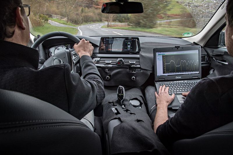 Der Bildschirm auf der Mittelkonsole wirkt vergleichsweise klein. (BMW)