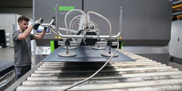 Die Stahlbleche S700 für die Batteriegehäusedeckel mit einer Stärke von 6 Millimetern, eine Breite von 950 Milimetern und einer Länge von bis zu 2560 Millimetern werden im Lohnrichtzentrum der Firma Kohler gerichtet, um eine Ebenheitstoleranz von 5 Millimetern pro Meter zu erreichen.(Bild:  Kohler)