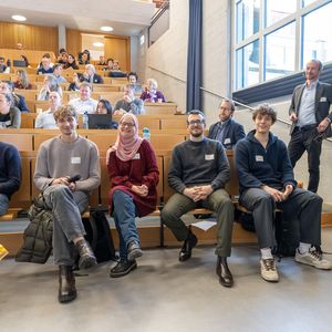 Fünf aktuelle bzw. ehemalige Studierende berichteten über ihre Projekte (v.l.n.r.): Mattes Mrzik, Doktorand am Institut, Leo Kieffer, Bachelor-Alumnus und aktuell am Kantonsspital Graubünden, Ekaterina Golubeva, Master-Alumna und Doktorandin am Institut, Vanni Benvenga, Master-Alumnus und aktuell am Instituts für Medizinische Mikrobiologie der Universität Zürich, sowie Joël Kessler, Master-Student (Bild:  ZHAW, Tevy)