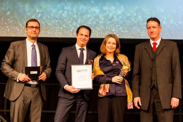 Freuten sich über die Auszeichnung in der Kategorie LED/Lighting: Geschäftsführer Andreas Weisl und Ariane Heim, Marketing Manager Europe, für Seoul Semiconductor. (Fotograf/Copyright: Stefan Bausewein/Vogel Business Media)