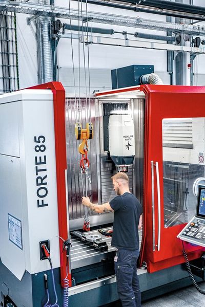 Bei der «Forte 85 Single 1620» bilden Kabinentür und Kabinendach eine funktionale Einheit. Beim Öffnen der Tür fährt das Dach automatisch mit auf und gibt den Arbeitsraum komfortabel für die Kranbeladung frei. Gleichzeitig bleibt der Bediener während des Rüstvorgangs besser vor herabtropfendem Kühlschmierstoff geschützt. (Bild: Christoph Schwarz, Gewo Feinmechanik GmbH & Co. KG)