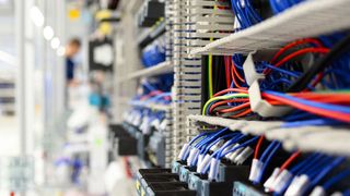 Drei Lösungen für den Steuerungs- und Schaltanlagenbau werden hier vorgestellt. (Bild: industrieblick - stock.adobe.com)