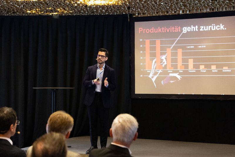 Sinan Tankaz während seiner Keynote auf der Cancom Live in München. (Bild: Cancom)