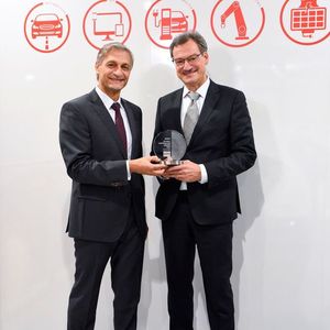 Christian André, President von Rohm Europe, gratuliert einem Vertreter von Avnet. 