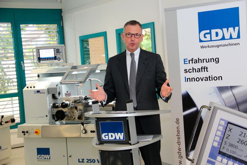 Dirk von Vopelius, Präsident der IHK Nürnberg, zählte ebenfalls zu den Referenten. „Es ist vielleicht ein kleines fränkisches Phänomen, dass wir Innovationsfreude nur entwickeln, wenn wir Veränderungsfreude entwickeln“. Insofern hat Innovationsfreude auch mit Loslassen zu tun, so Vopelius weiter und richtet diese Worte vorwiegend an Hermann F. Weiler, der nach dem Loslassen der Weiler Werkzeugmaschinen GDW gründete und aufbaute. (Sonnenberg)