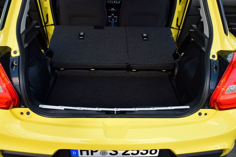 Die umgelegte Rückbank zerklüftet den Kofferraumboden. Immerhin finden auch über 80 Zentimeter breite Pakete und sperrige Koffer problemlos ihren Weg ins Innere. (Holz / »kfz-betrieb«)