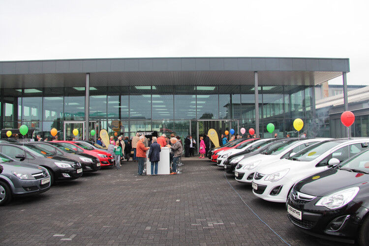 Zur Eröffnung der neuen Verkaufshalle veranstaltete Auto Gieraths am 27. September ein Familienfest. (Foto: Gieraths)