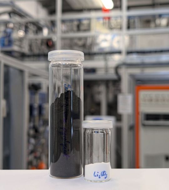 Schwarzmasse aus dem Inneren von Lithium-Ionen Batterien (links) und das mittels COOL-Verfahren aus Schwarzmasse extrahierte hochreine  Lithiumcarbonat (rechts).(Bild:  Fraunhofer IKTS)
