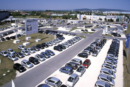 Mercedes-Benz-Mega-Store in Bamberg. (Archiv: Vogel Business Media)