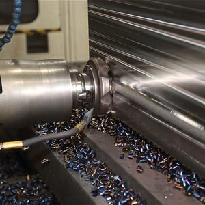 Zum Abtragen der Schmiedekruste bei Schmidt Zerspanungstechnik kommt eine Schneidstoffqualität mit zäherem Grundsubstrat und verschleißfester Beschichtung gegen Kantenausbrüche zum Einsatz.  (Bild:  Ingersoll)