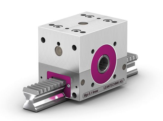 Zwei Lifgo-linear-5.3-Getriebe von Leantechnik gewährleisten die horizontale Bewegung des Schweißroboters auf der Linearachse.(Bild:  Leantechnik)