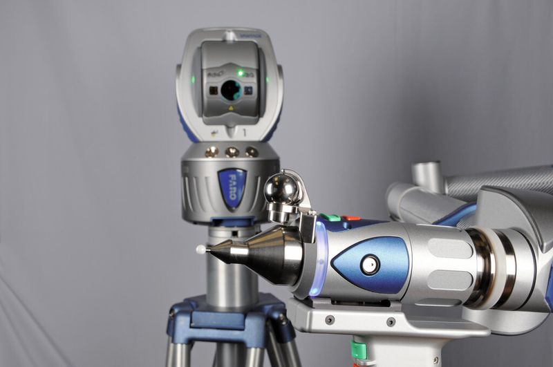 Bild 1: Der Track-Arm verbindet als Kombination von Laser-Tracker und Messarm die Möglichkeit, flexibel zu messen, mit großer Reichweite und Genauigkeit. (Bild: Faro)