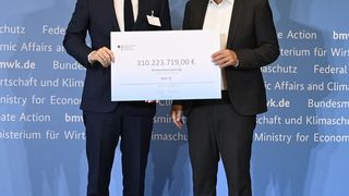 Robert Habeck, Bundesminister für Wirtschaft und Klimaschutz, übergab den Förderbescheid an Uwe Liebelt, Präsident Europäische Verbundstandorte, BASF. (Bild: BMWK / Andreas Mertens)