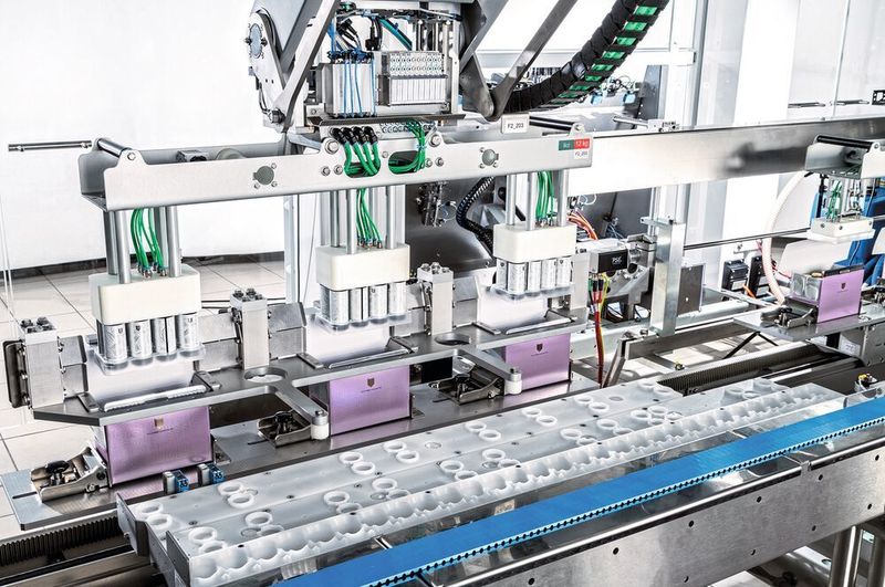 Äußerst flexibel verpackt die kompakte Schubert-Anlage bei TCI aktuell zwei verschiedene Flaschengrößen in drei verschiedenen Verpackungsformaten. (Schubert)
