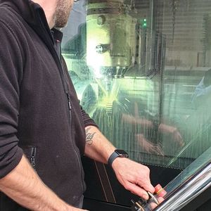 Johannes Bitter (Teamleiter Drehen bei HWS) bei der Fertigung einer Ritzelwelle auf einer Mazak «Integrex».(Bild:  Ingersoll)