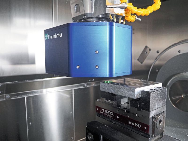 Bild 1: Der optische Sensor Holo-Cut erfasst die Topografie von Bau- teiloberflächen mikrometergenau direkt in der Werkzeugmaschine – flächig, zuverlässig und schnell. (Fraunhofer-IPM)