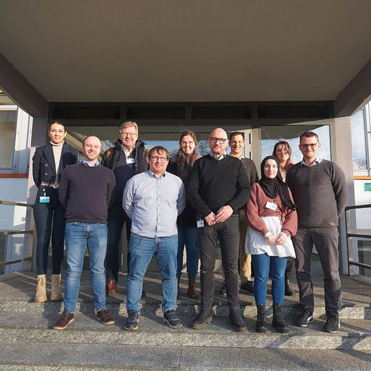 Kick-off für das Projekt Befuel (v.l.): Ramineh Rad (Ruhr-Universität Bochum), Dr. Daniel Siegmund (Fraunhofer Umsicht), Prof. Dr. Karl-Georg Schmelz (Emschergenossenschaft Lippeverband), Prof. Dr. Dirk Tischler (Ruhr-Universität Bochum), Rebecca Schwantes (Solarspring), Dr. Jens Alex (Institut für Automation und Kommunikation e.V.), Dr. Tito Gehring (Ruhr-Universität Bochum), Beyzanur Celebi (Ruhr-Universität Bochum), Emeline Melchiors (Ruhr-Universität Bochum), Prof. Dr. Ulf-Peter Apfel (Fraunhofer Umsicht | Ruhr-Universität Bochum).(Bild:  Fraunhofer Umsicht)