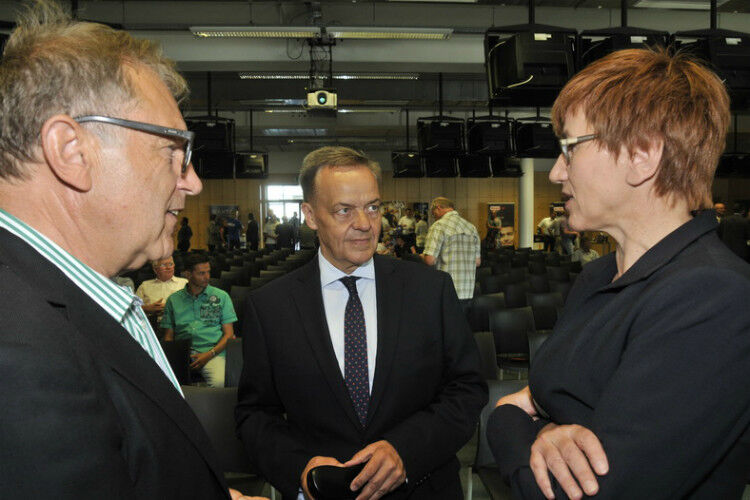 Im Gespräch: (v.li.) Josef Meier (geschäftsführender Gesellschafter Lausitzring), Christoph Konrad (ZDK-Geschäftsführer) und Kathrin Schneider (Ministerin für Infrastruktur und Landesplanung in Brandenburg). (Foto: Zietz)