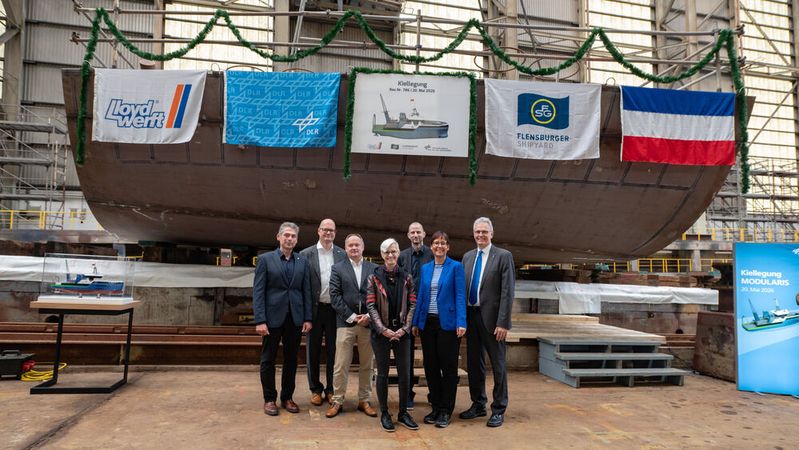 Feiern die Kiellegung von Modularis: Manuel Ortuño, Lloyd’s Register, Frank Mallon, FSG Shipyard, Thorsten Rönner, Lloyd Werft Bremerhaven, Prof. Dr.-Ing. Anke Kaysser-Pyzalla, DLR, Prof. Sören Ehlers,  DLR-Institut für Maritime Technologien und Antriebssysteme, Prof. Meike Jipp, DLR, Prof. Karsten Lemmer, DLR (vlnr).(Bild:  DLR Fotomedien KP)
