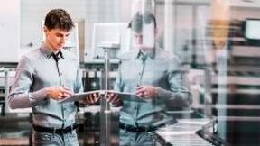 La nouvelle norme : des tablettes avec Eplan eView pour faciliter le travail des techniciens de mise en service.