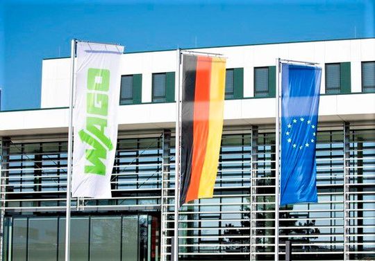 Mit über einer Milliarde Euro Umsatz kann die Wago-Gruppe ein echtes Rekordergebnis für das Geschäftsjahr 2021 melden – Trotz aller Schwierigkeiten. Weltweit erfreue sich die Gruppe demnach über ein zweistelliges Wachstum. Hier mehr Details. Mit über einer Milliarde Euro Umsatz kann die Wago-Gruppe ein echtes Rekordergebnis für das Geschäftsjahr 2021 melden – Trotz aller Schwierigkeiten. Weltweit erfreue sich die Gruppe demnach über ein zweistelliges Wachstum. Hier mehr Details.