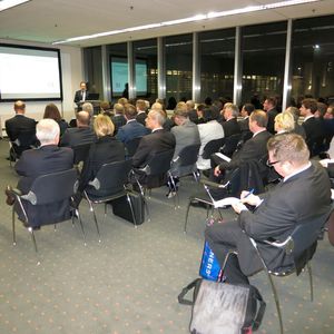Gut 30 Unternehmensvertreter haben sich auf der Medica auf den aktuellen Stand der Trilog-Verhandlungen zur neuen Medizinprodukteverordnung bringen lassen.