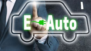 Bei gleichen Fahrzeugmodellen mit unterschiedlichem Antrieb ist die Klimabilanz der batteriebetriebenen E-Varianten bereits heute besser als die der entsprechenden Fahrzeuge mit Verbrennungsmotor, meint VW. (Clipdealer)
