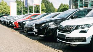 Können Händler den Kredit für den Fahrzeugeinkauf nicht rechtzeitig zurückzahlen, verwerten die Banken die Fahrzeuge. (Bild: © Arthur Kattowitz - stock.adobe.com)